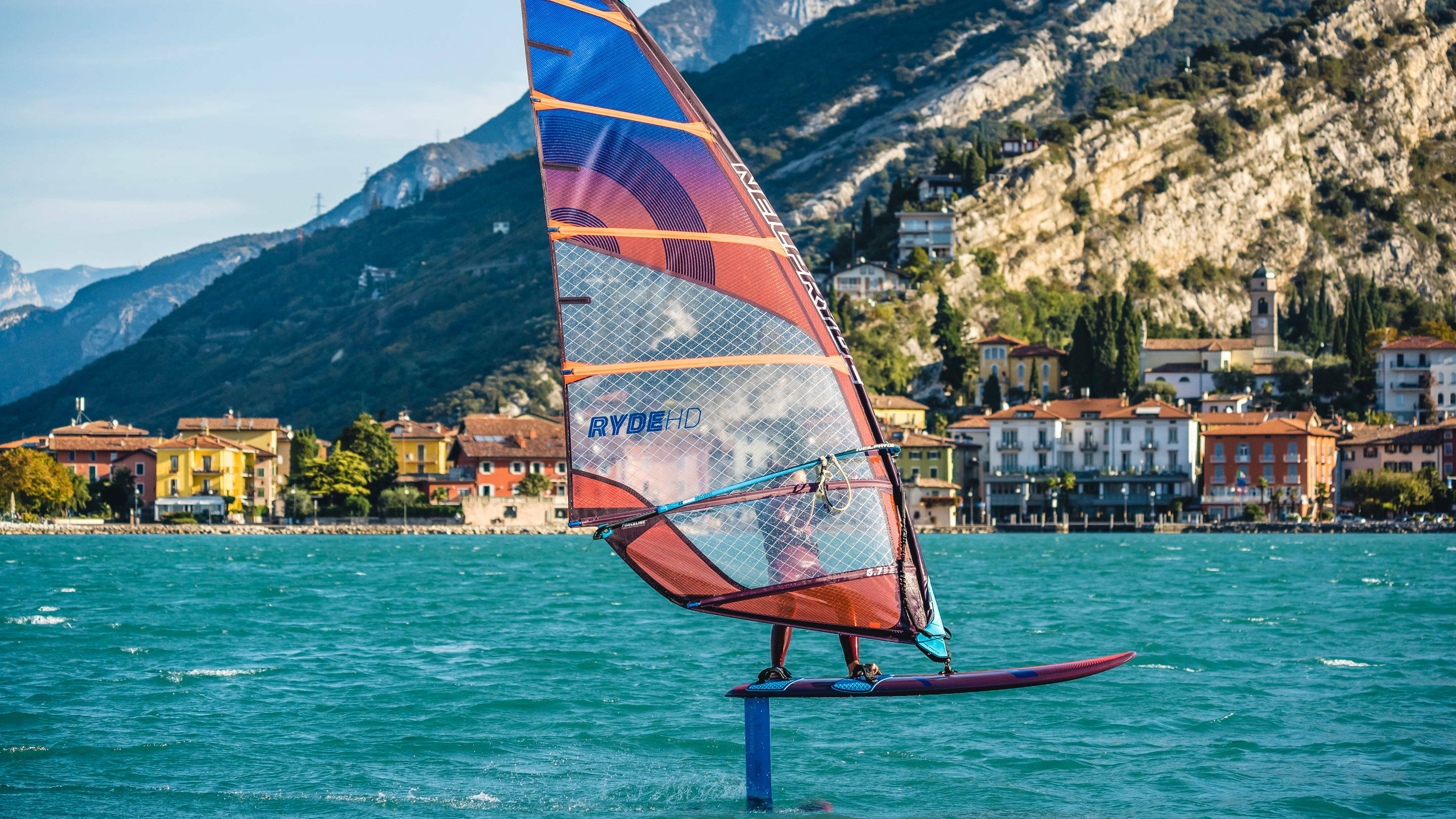 obrazek_ryde_red_blue_plachta_neilpryde_windsurfing_karlin_krasna_garda